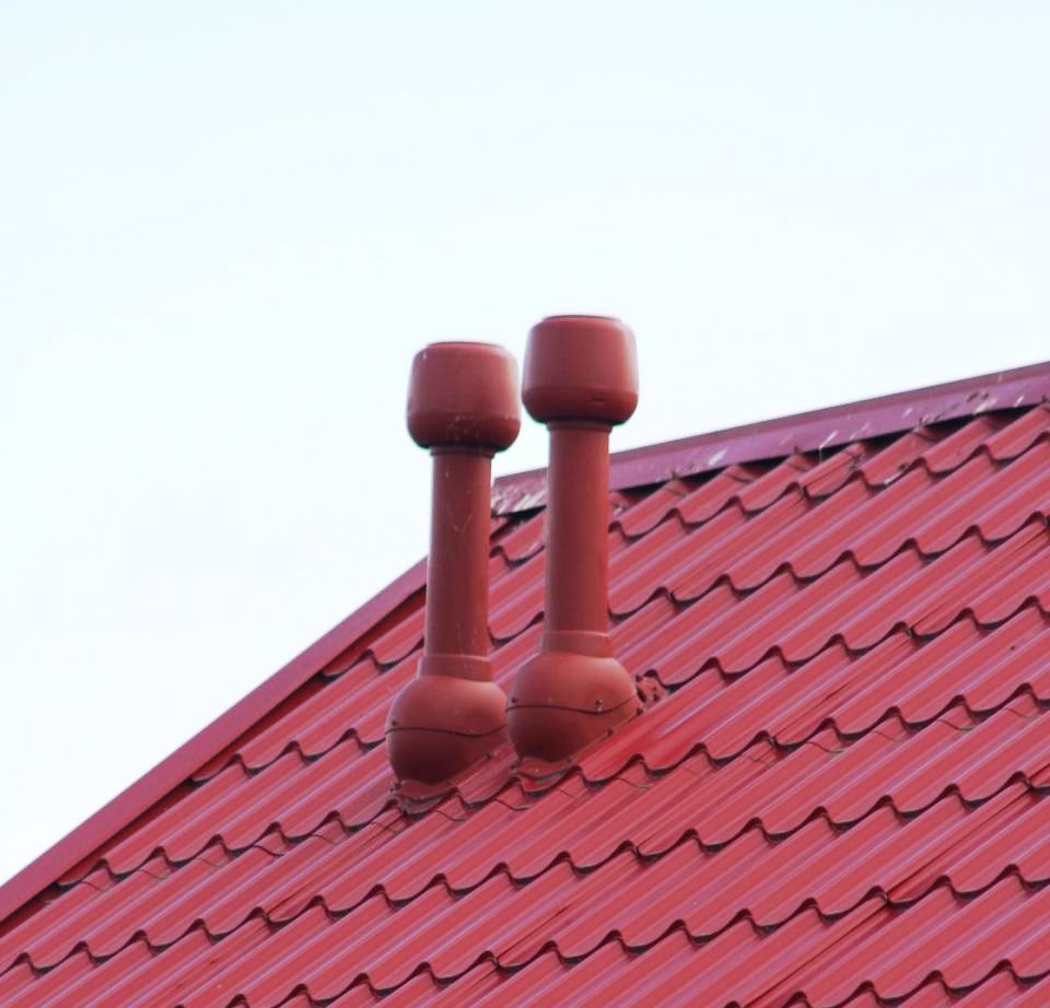 установка вытяжки на крыше из металлочерепицы